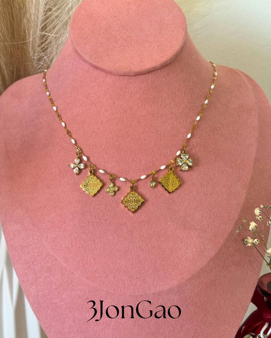Collier Mayly